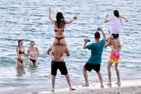 Touristen am Strandauf Mallorca
