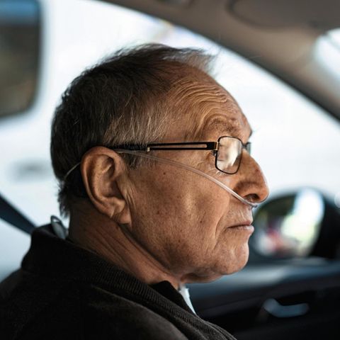 Wenzel D. auf dem Weg in die Reha-Klinik. Rechts: Klinikpersonal hält seine Hand