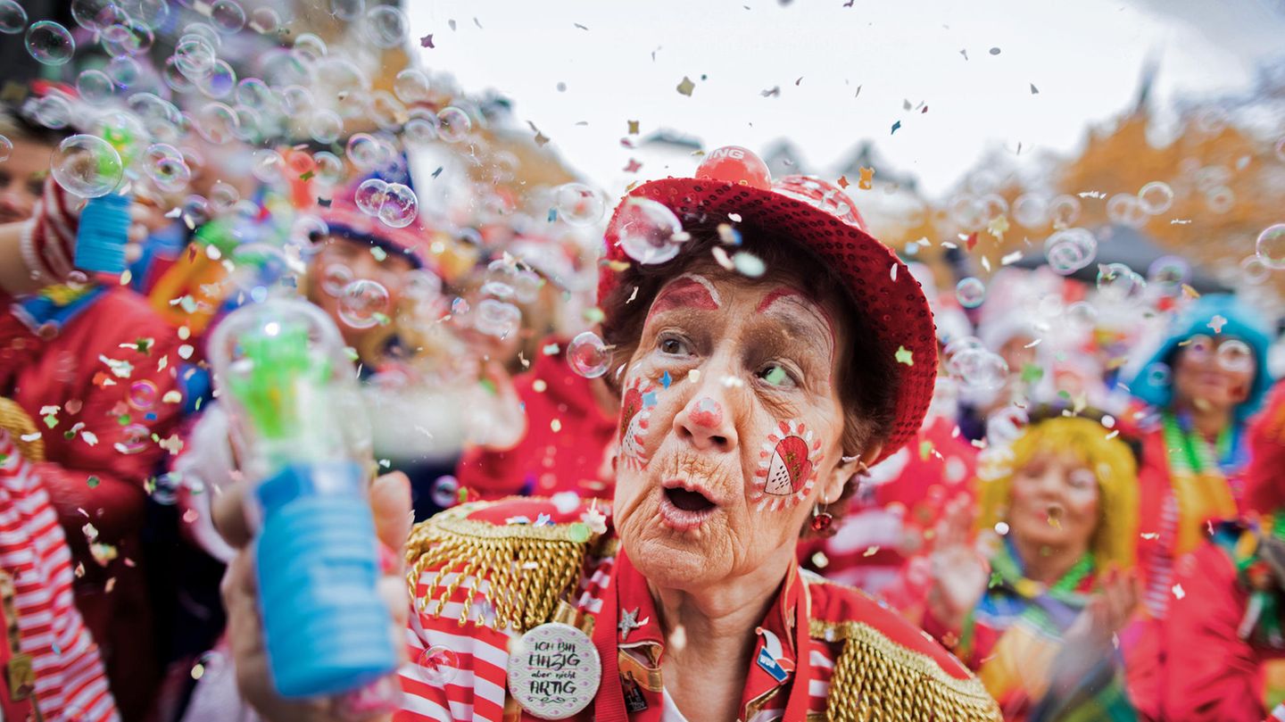 Jecken feiern auf dem Heumarkt den Auftakt der Karnevalssession