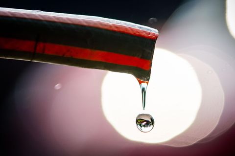 Wasser tropft in einem Frankfurter Vorgarten aus einem Gartenschlauch