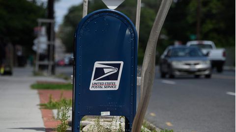 Ein Postkasten des United States Postal Service (USPS)