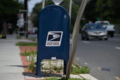 Ein Postkasten des United States Postal Service (USPS)