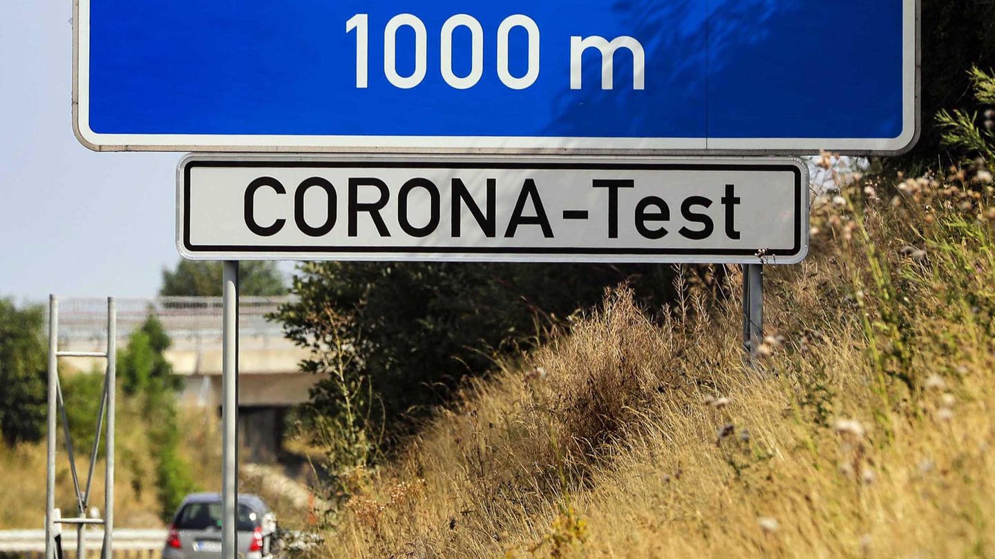 Auf der A17 in Sachsen weist ein Schild kurz nach der tschechischen Grenze für Einreisende nach Deutschland auf Corona-Tests hin