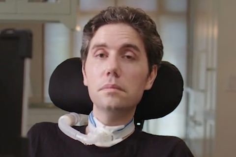 Aktivist Ady Barkin hält eine Rede beim Parteitag der US-Demokraten.