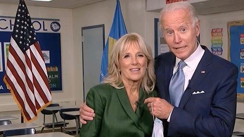 Joe und Jill Biden in einem Klassenraum