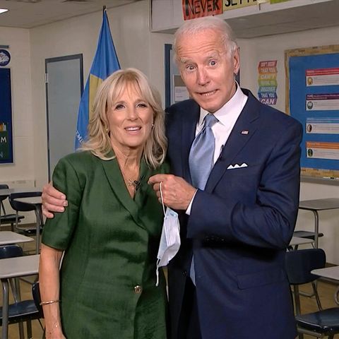 Joe und Jill Biden in einem Klassenraum