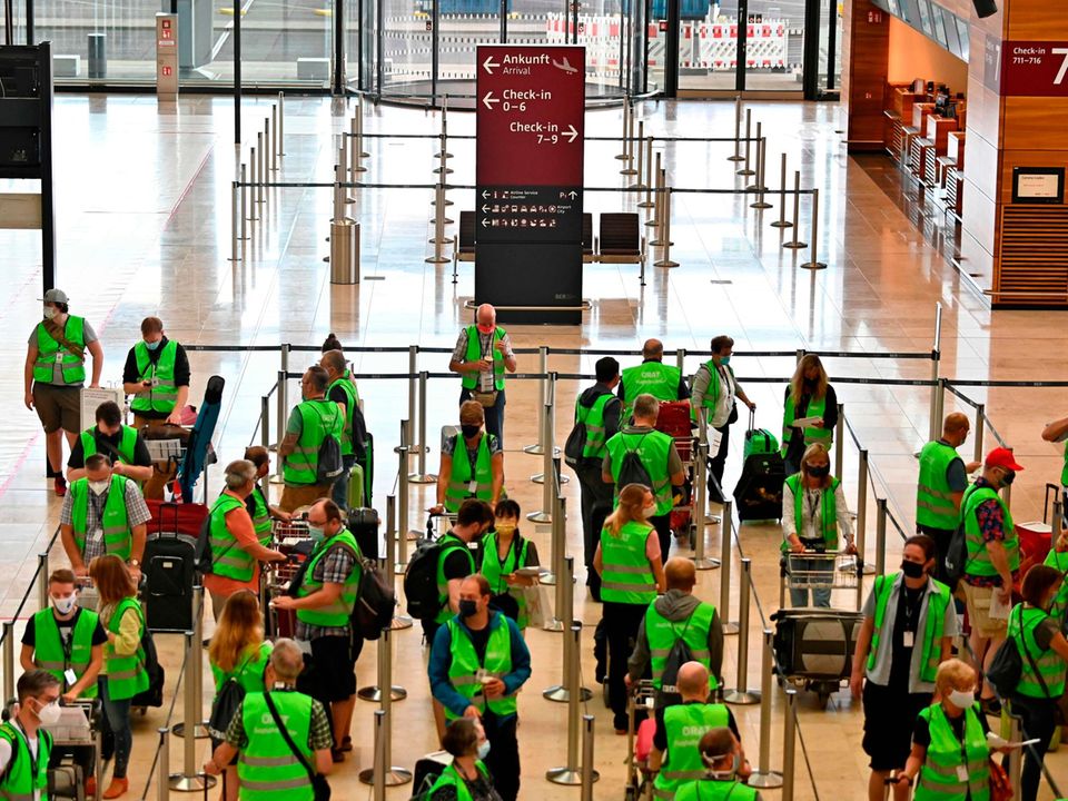 Follow Me: Probelauf im Terminal 1 mit Komparsen zu Corona-Zeiten Probelauf im Terminal 1 mit Komparsen zu Corona-Zeiten