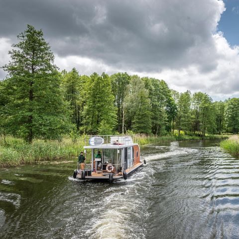 Hausboot-Tourauf dem Kanal zwischen der Schleuse Schorfheide und dem Großen Kuhwallsee