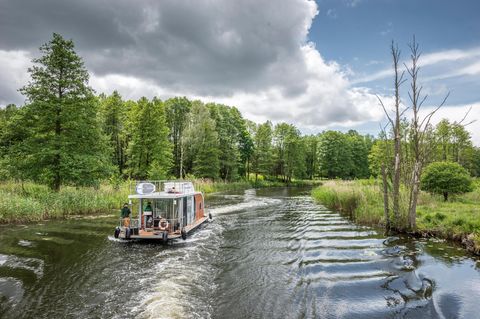 Hausboot-Tourauf dem Kanal zwischen der Schleuse Schorfheide und dem Großen Kuhwallsee