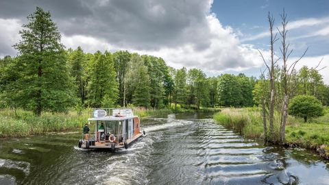 Hausboot-Tourauf dem Kanal zwischen der Schleuse Schorfheide und dem Großen Kuhwallsee
