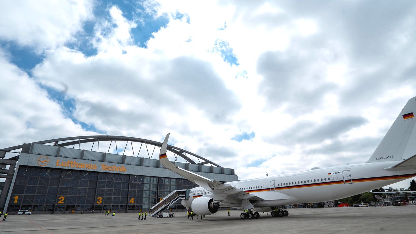 Die Kosten für das Beschaffungsprogramm der drei neuen Airbus A350 mit der Umrüstung bei der Lufthansa Technik betragen 1,2 Milliarden Euro 