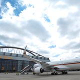 Die Kosten für das Beschaffungsprogramm der drei neuen Airbus A350 mit der Umrüstung bei der Lufthansa Technik betragen 1,2 Milliarden Euro 