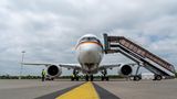 Die A350 soll nach weiteren Testflügen und Zertifizierungen im Oktober von der Flugbereitschaft übernommen werden. Ende des Jahres könnte ein Regierungsmitglied erstmals mit der neuen Maschine fliegen. 