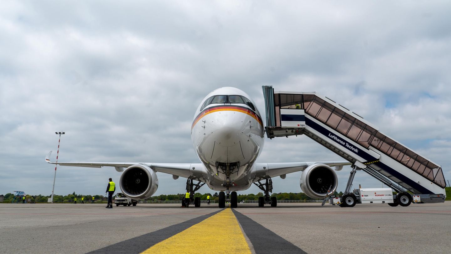 Die A350 soll nach weiteren Testflügen und Zertifizierungen im Oktober von der Flugbereitschaft übernommen werden. Ende des Jahres könnte ein Regierungsmitglied erstmals mit der neuen Maschine fliegen. 
