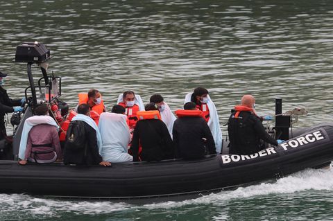 Mutmaßliche Flüchtlinge werden auf einem Boot vom Ärmelkanal nach Dover gebracht