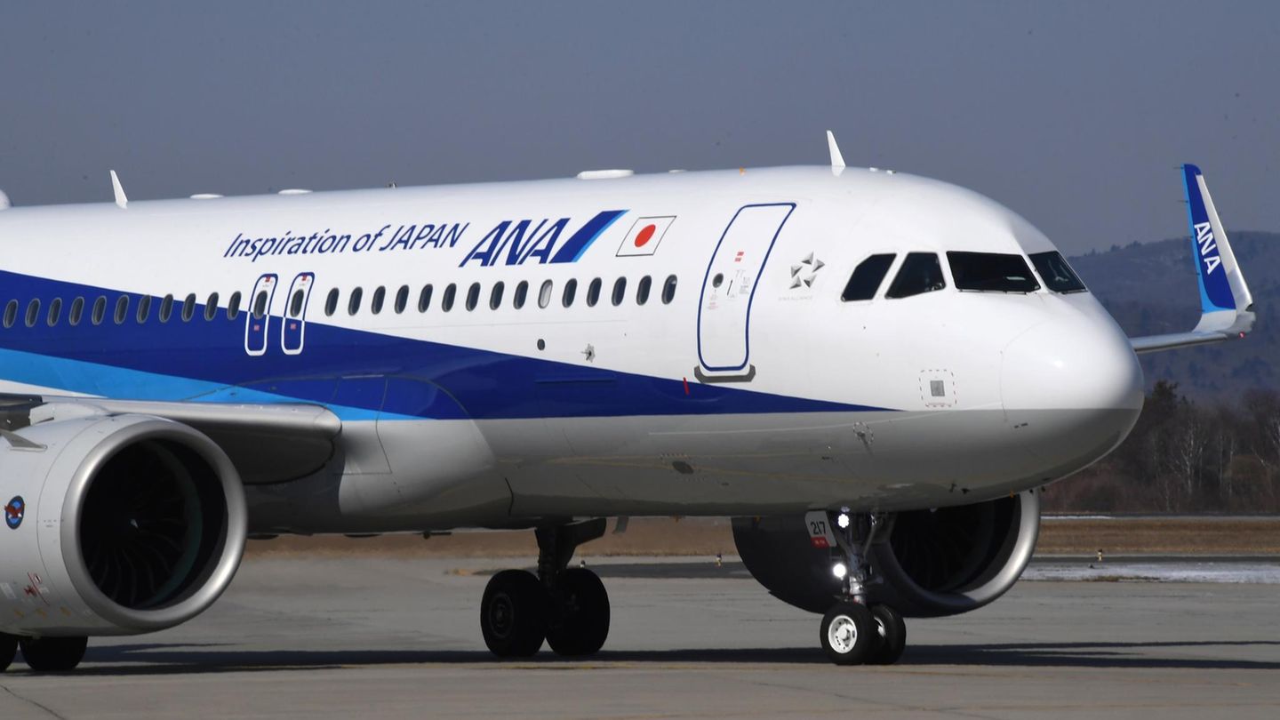 Passagierflugzeug der All Nippon Airways auf dem Rollfeld einen Flughafen