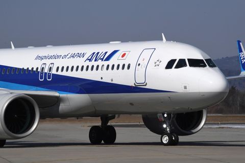 Passagierflugzeug der All Nippon Airways auf dem Rollfeld einen Flughafen