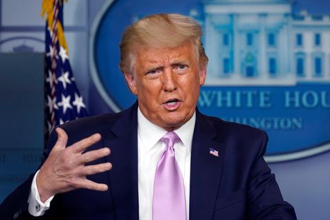 Donald Trump spricht bei einer Pressekonferenz im Weißen Haus.