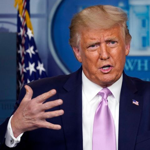 Donald Trump spricht bei einer Pressekonferenz im Weißen Haus.
