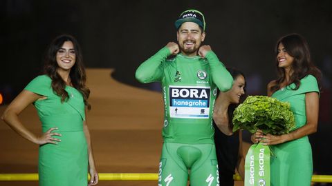 Sprintkönig Peter Sagan auf dem Podium der Tour de France 2019 in Paris - umrahmt von zwei Hostessen
