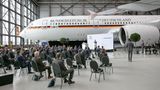 Bild 1 von 9 der Fotostrecke zum Klicken:  Ort der Übergabe des fabrikneuen Airbus A350 nach der Umrüstung zum Regierungsflieger: ein Hangar der Lufthansa Technik in Hamburg