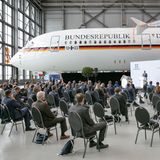 Bild 1 von 9 der Fotostrecke zum Klicken:  Ort der Übergabe des fabrikneuen Airbus A350 nach der Umrüstung zum Regierungsflieger: ein Hangar der Lufthansa Technik in Hamburg