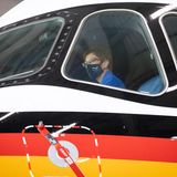 Annegret Kramp-Karrenbauer auf dem Platz des Piloten im Cockpit. Den gesamten Rumpf der weißen Maschine ziert ein schwarz-rot-goldener Streifen 