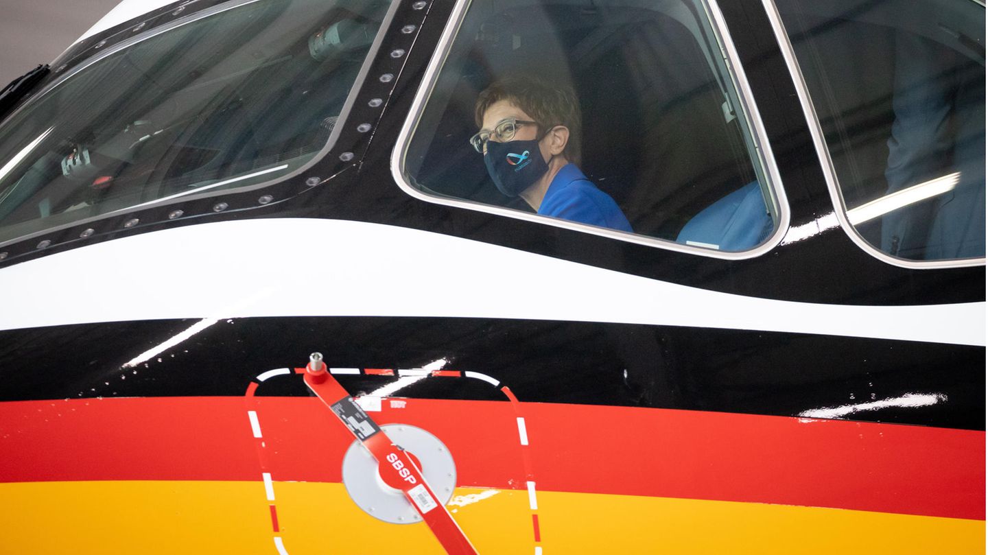 Annegret Kramp-Karrenbauer auf dem Platz des Piloten im Cockpit. Den gesamten Rumpf der weißen Maschine ziert ein schwarz-rot-goldener Streifen 