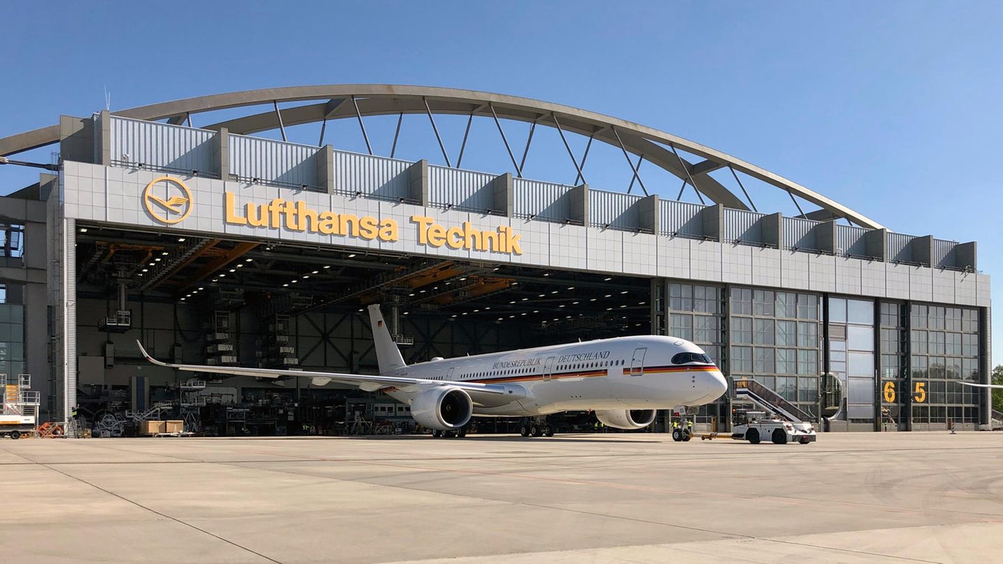 Anfang Mai war das damals noch zivil als D-AGAF registrierte Flugzeug fabrikneu aus dem Werk Toulouse bei Lufthansa Technik in Hamburg eingetroffen
