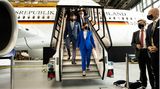 Die Presse durfte die Inneneinrichtung der Kabine nicht inspizieren. Nach dem Rundgang der Ministerin durch das Flugzeug mit Platz für 140 Passagiere, drei Piloten und mindestens zehn Flugbegleiter kommt sie in Begleitung von Johannes Bußmann die Gangway herab.