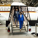 Die Presse durfte die Inneneinrichtung der Kabine nicht inspizieren. Nach dem Rundgang der Ministerin durch das Flugzeug mit Platz für 140 Passagiere, drei Piloten und mindestens zehn Flugbegleiter kommt sie in Begleitung von Johannes Bußmann die Gangway herab.