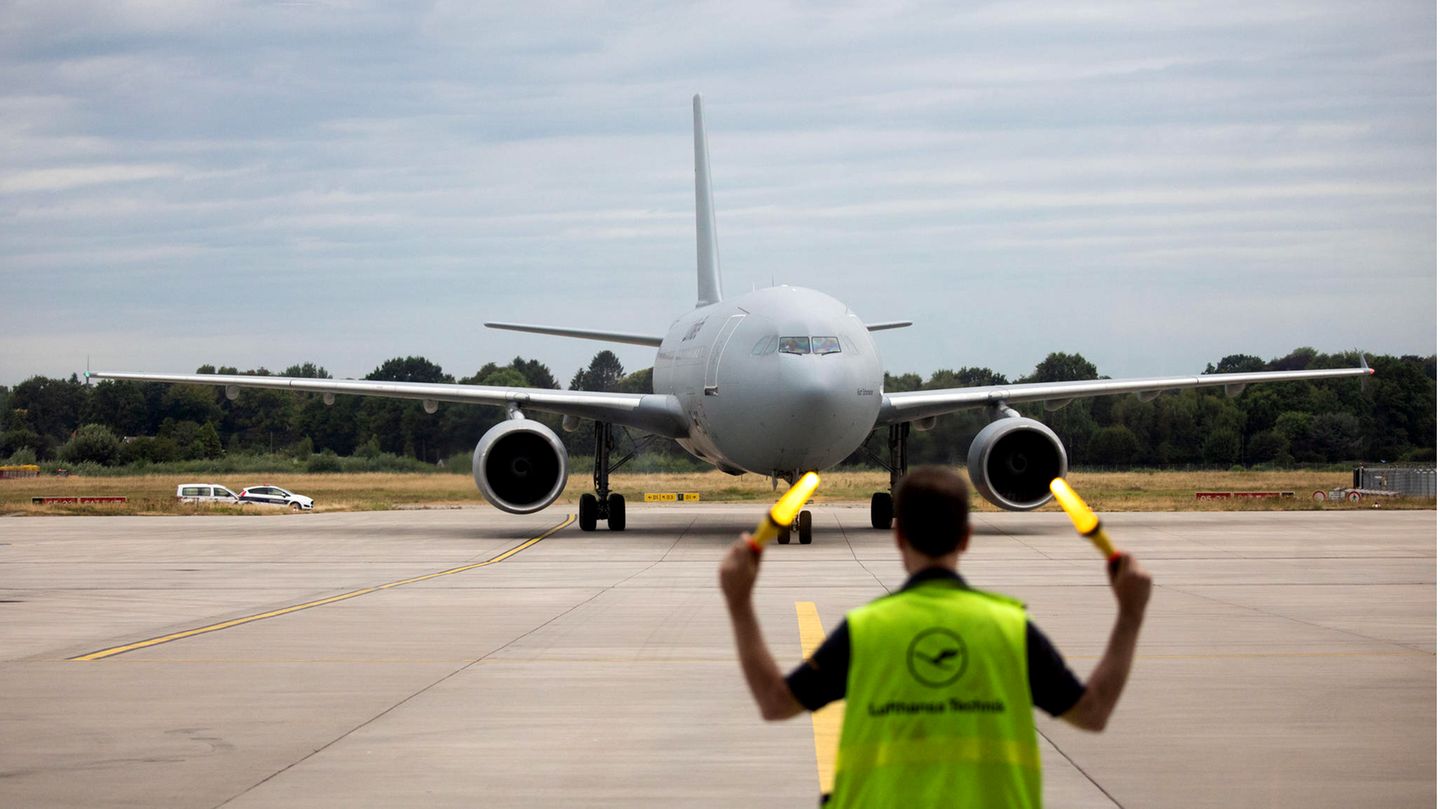 Zur Übergabe des neuen Jets war am Donnerstag die Verteidigungsministerin Annegret Kramp-Karrenbauer mit einer Delegation in einem alten Airbus A310 der Flugbereitschaft nach Hamburg geflogen. Die Maschine mit der Kennung 10+23 “Kurt Schumacher”, Baujahr 1989, gehörte einst zu den Beständen der Interflug.