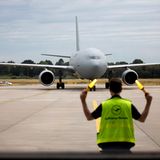 Zur Übergabe des neuen Jets war am Donnerstag die Verteidigungsministerin Annegret Kramp-Karrenbauer mit einer Delegation in einem alten Airbus A310 der Flugbereitschaft nach Hamburg geflogen. Die Maschine mit der Kennung 10+23 “Kurt Schumacher”, Baujahr 1989, gehörte einst zu den Beständen der Interflug.