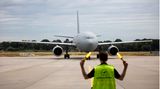Zur Übergabe des neuen Jets war am Donnerstag die Verteidigungsministerin Annegret Kramp-Karrenbauer mit einer Delegation in einem alten Airbus A310 der Flugbereitschaft nach Hamburg geflogen. Die Maschine mit der Kennung 10+23 “Kurt Schumacher”, Baujahr 1989, gehörte einst zu den Beständen der Interflug.