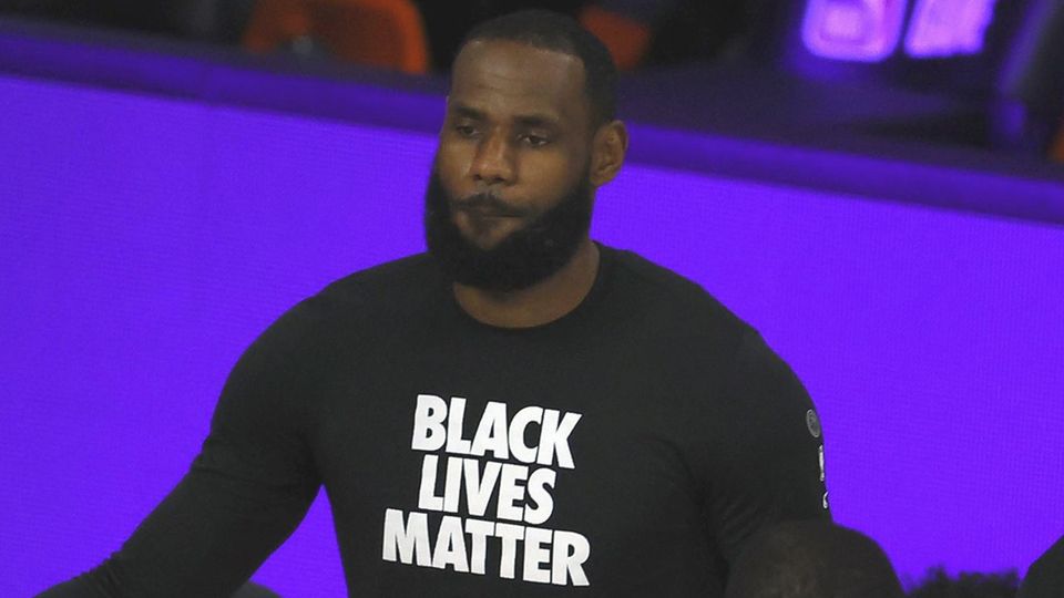 NBA-Star LeBron James mit einem Shirt der Black-Lives-Matter-Bewegung