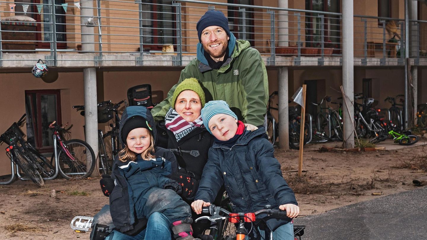 Bernhard Knierim und Simone Holzwarth mit ihren Kindern Noah und Lelia.