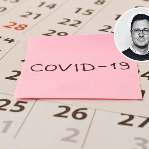 Kalenderseiten mit einem Covid-19-Post-it