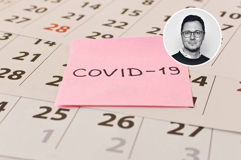 Kalenderseiten mit einem Covid-19-Post-it