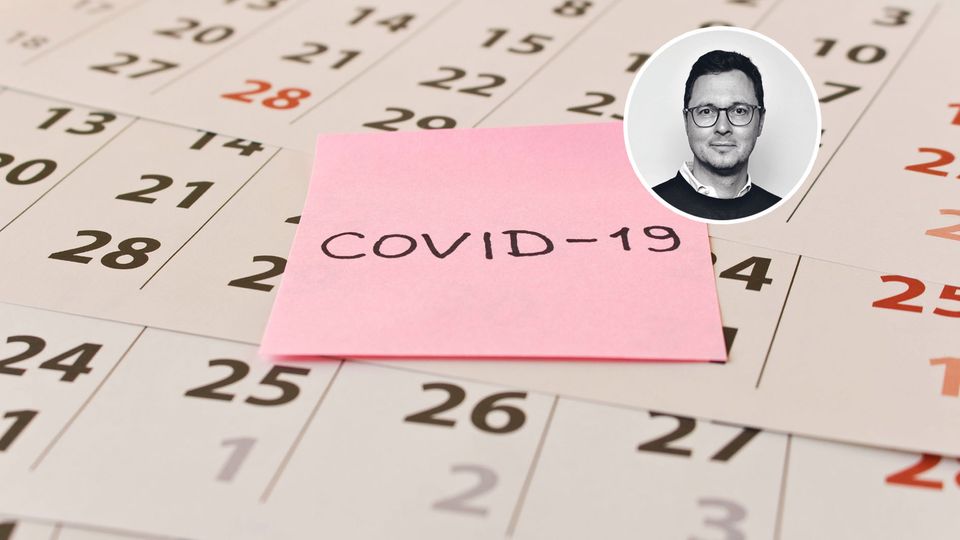 Kalenderseiten mit einem Covid-19-Post-it