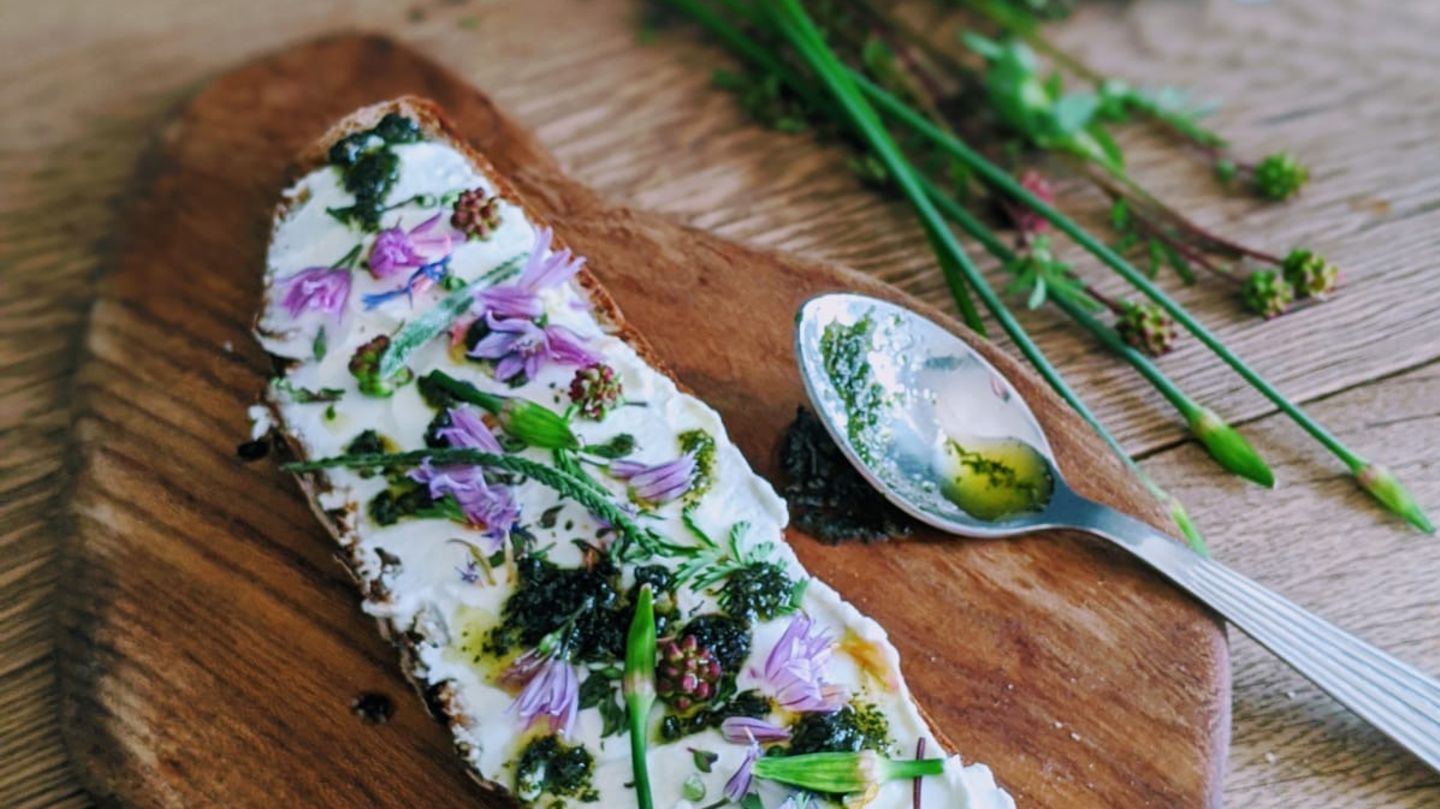 Stulle mit Wildpflanzen-Topping