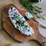 Stulle mit Wildpflanzen-Topping