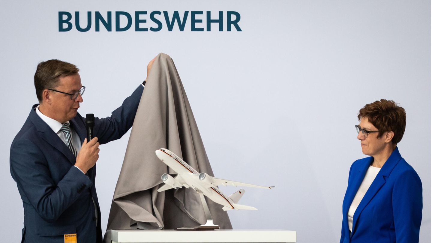 Beginn der Zeremonie: Der Vorstandsvorsitze der Lufthansa Technik, Johannes Bußmann, enthüllt zunächst ein Modell des neuen Airbus A350 in Anwesenheit von Annegret Kramp-Karrenbauer