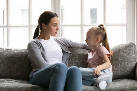 Eine Mutter im Gespräch mit ihrer Tochter