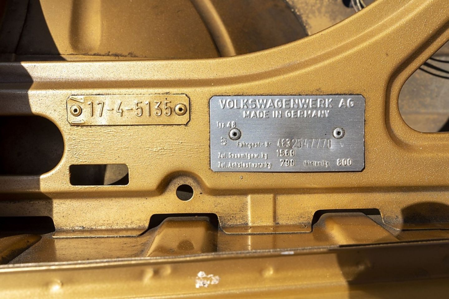Die Plakette im Motorraum verrät die interne Bezeichnung "Typ 48"