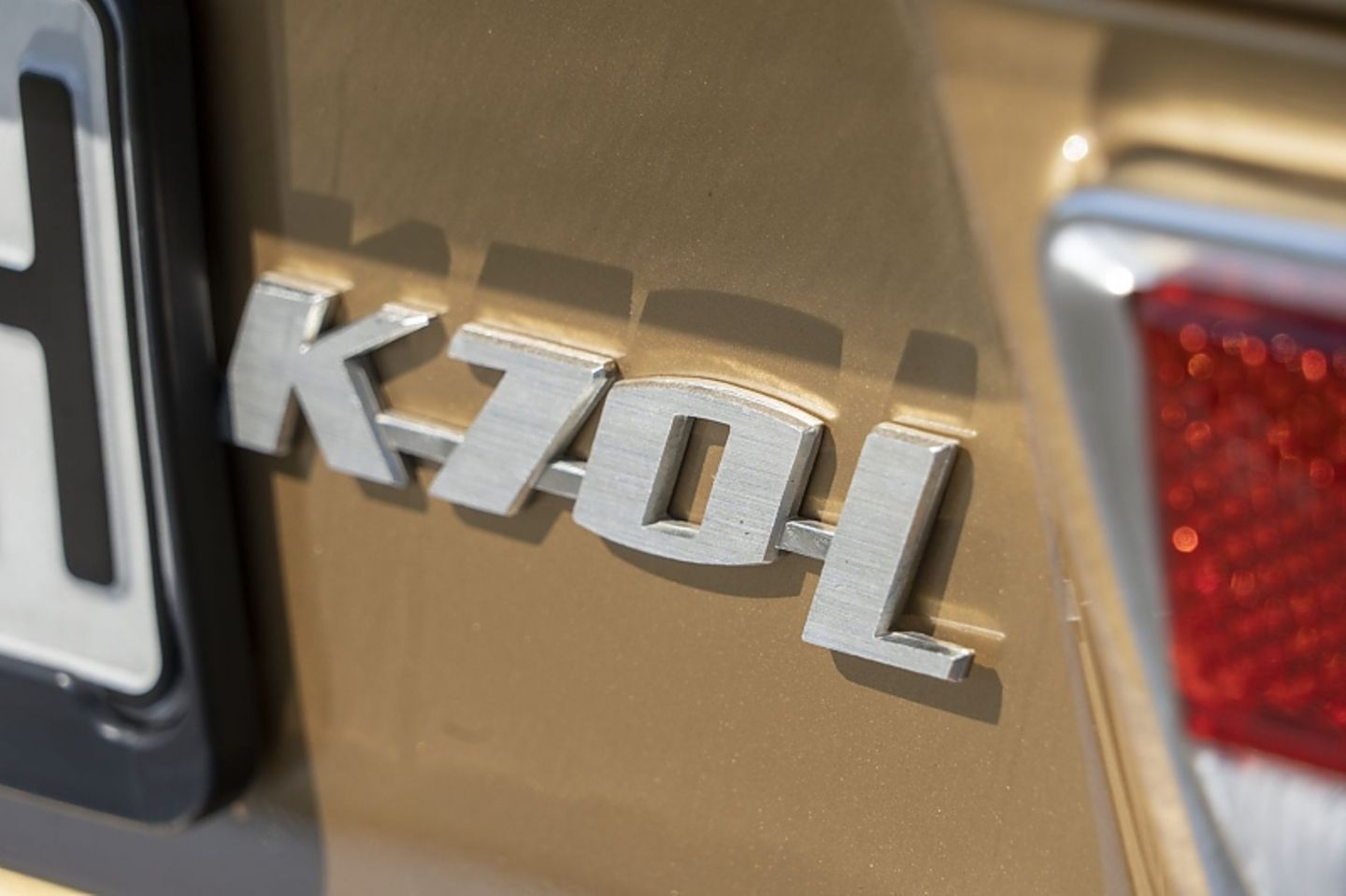 Der VW K70 L hatte Extras, wie ein abschließbares Handschuhfach, eine Liegesitzverstellung für die vorderen Sitze, Teppichboden statt Nadelvlies und Sonnenblenden mit Schminkspiegel Der VW K70 L hatte Extras, wie ein abschließbares Handschuhfach, eine Liegesitzverstellung für die vorderen Sitze, Teppichboden