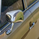 Damals stellte man die Seitenspiegel noch per Hand ein