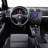 Das Cockpit samt den Applikationen aus gebürstetem Aluminium geben dem Innenraum des Golf R32 eine besondere Note