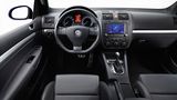 Das Cockpit samt den Applikationen aus gebürstetem Aluminium geben dem Innenraum des Golf R32 eine besondere Note