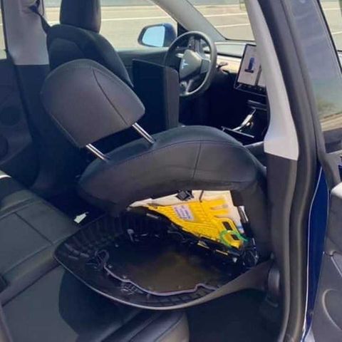 Der Sitz brach auseinander, die scharfe Kante sprang nach hinten.