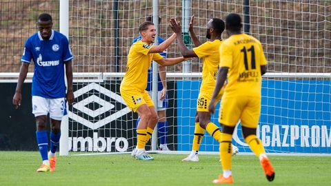 Uerdingens Peter van Ooijen und Osayamen Osawe bejubelt das 2:0 gegen den FC Schalke